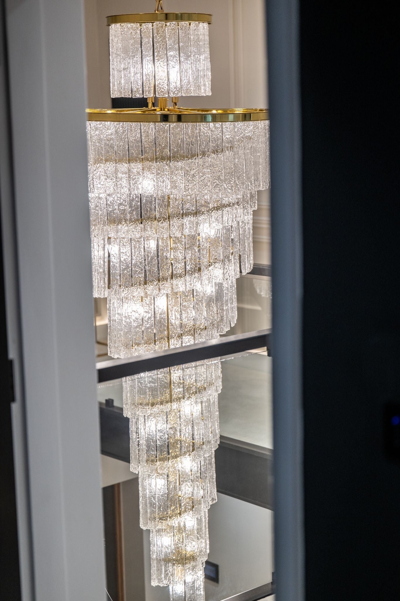 żyrandol schodowy spiralny