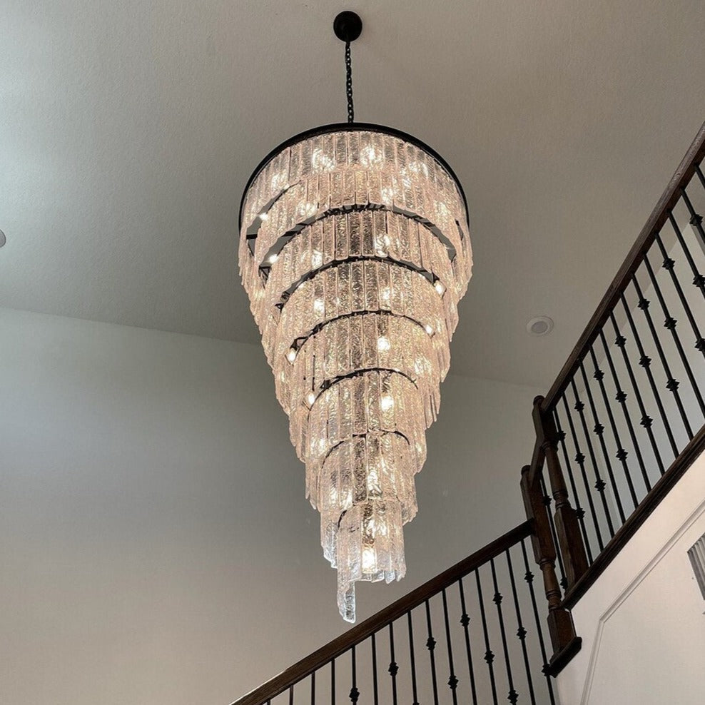 żyrandol schodowy spiralny